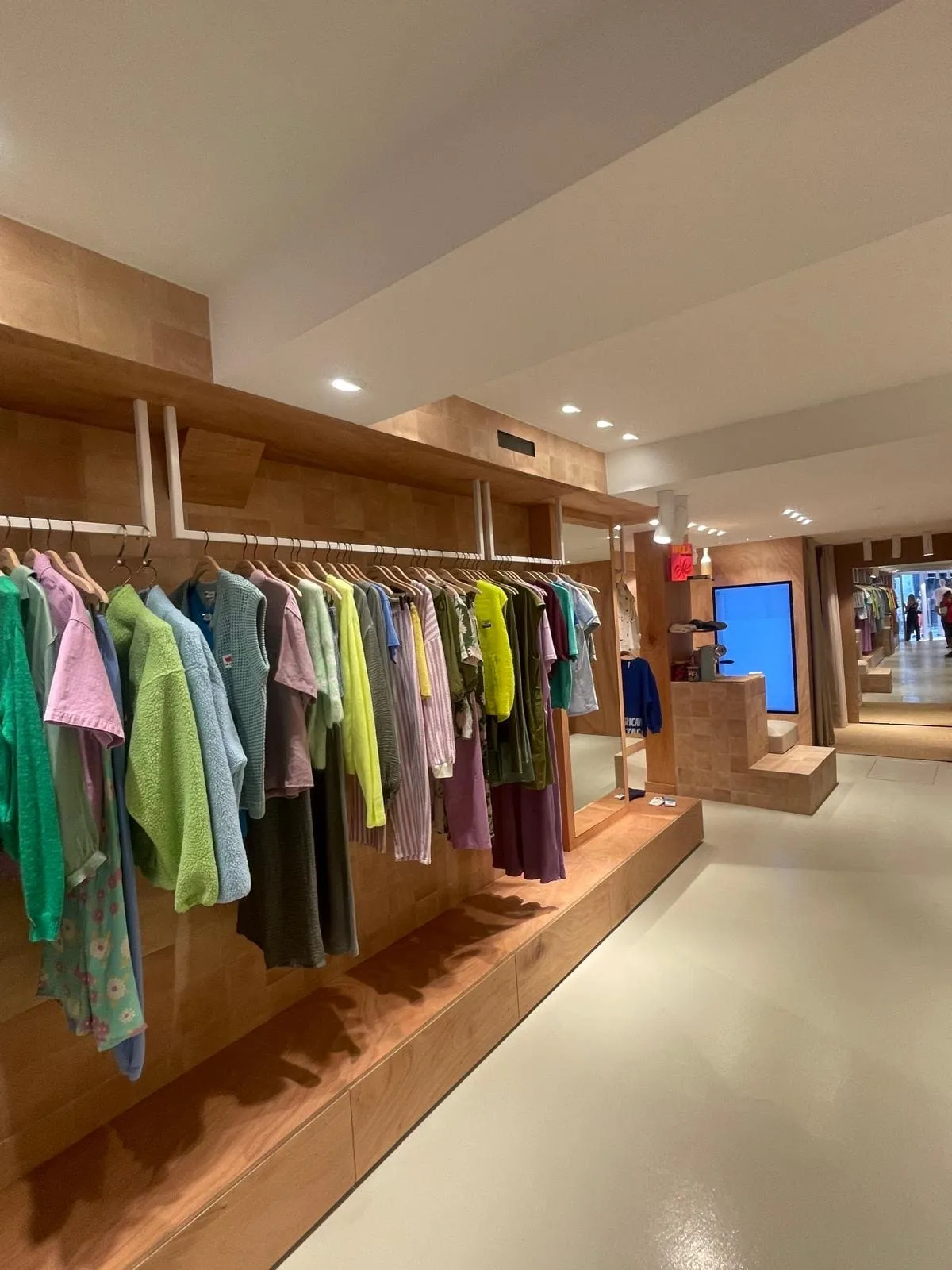 De la coquille vide à la boutique agencée — après