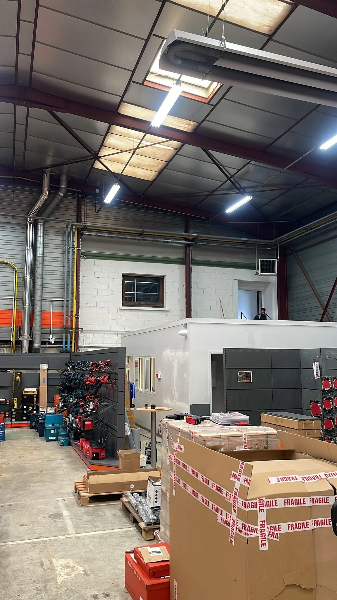 Le hangar d'origine, transformé en point de vente — après