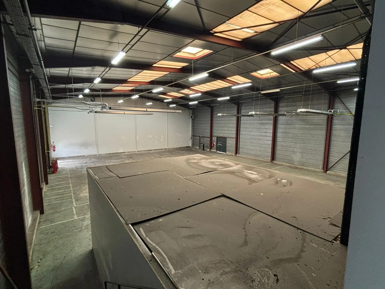 Le hangar d'origine, transformé en point de vente — avant