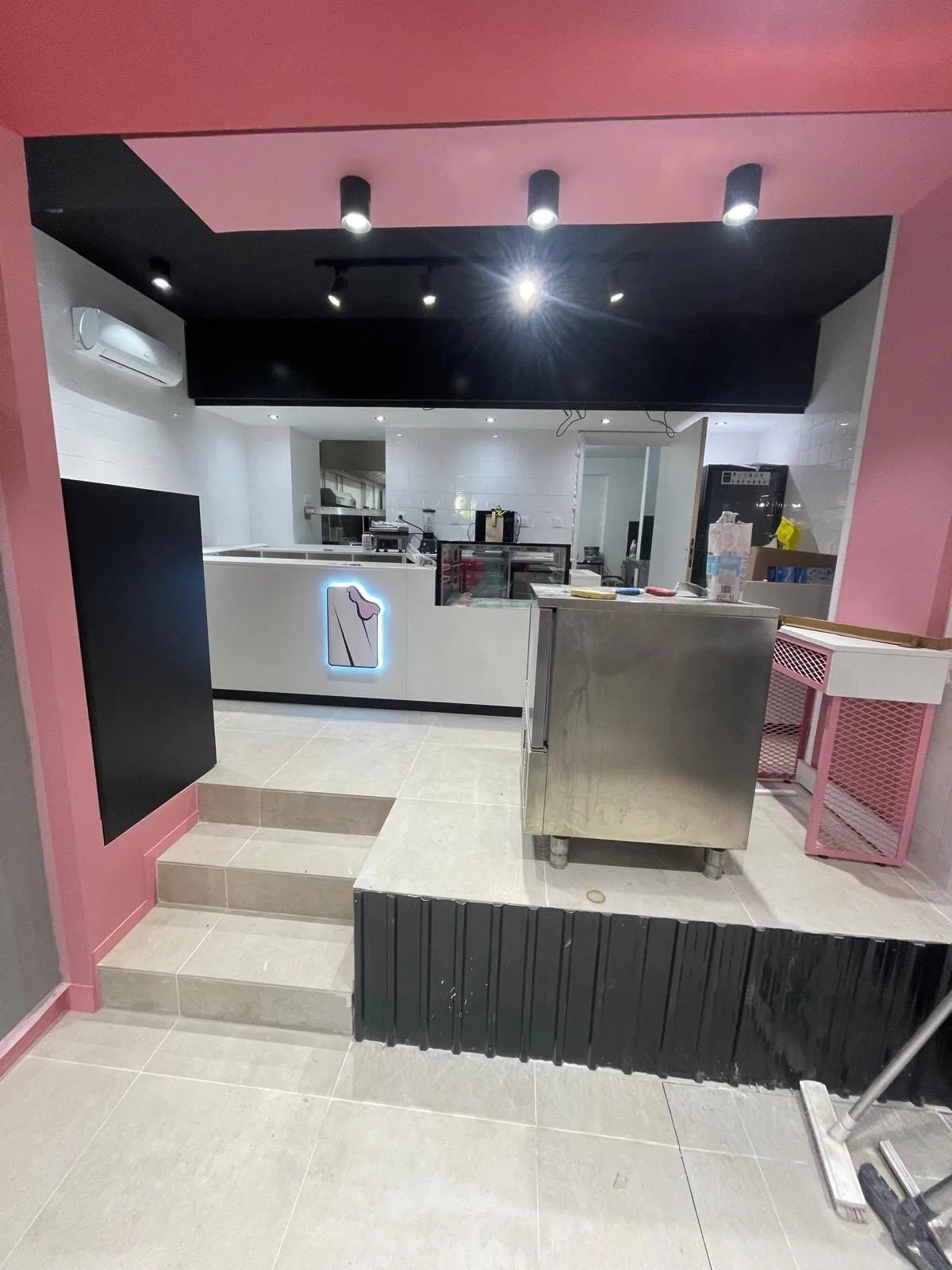 Du local en travaux au restaurant livré — après