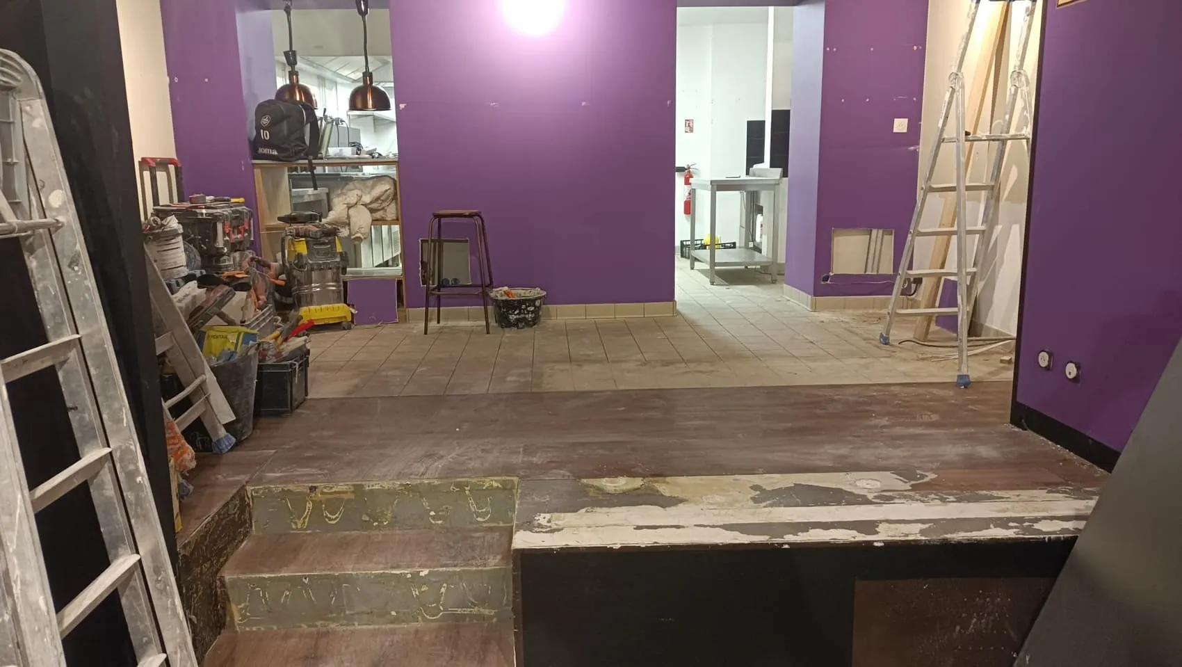 Du local en travaux au restaurant livré — avant