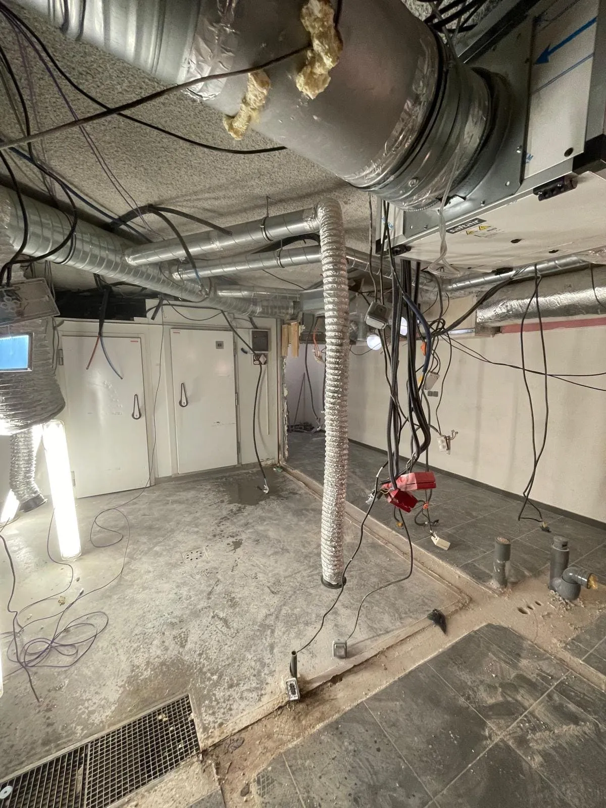 Du local en travaux au restaurant livré — avant