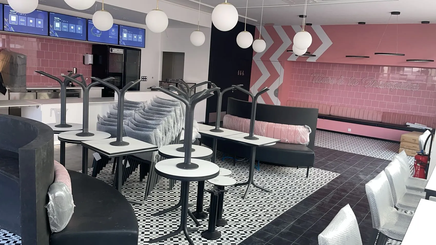 Du local en travaux au restaurant livré — après