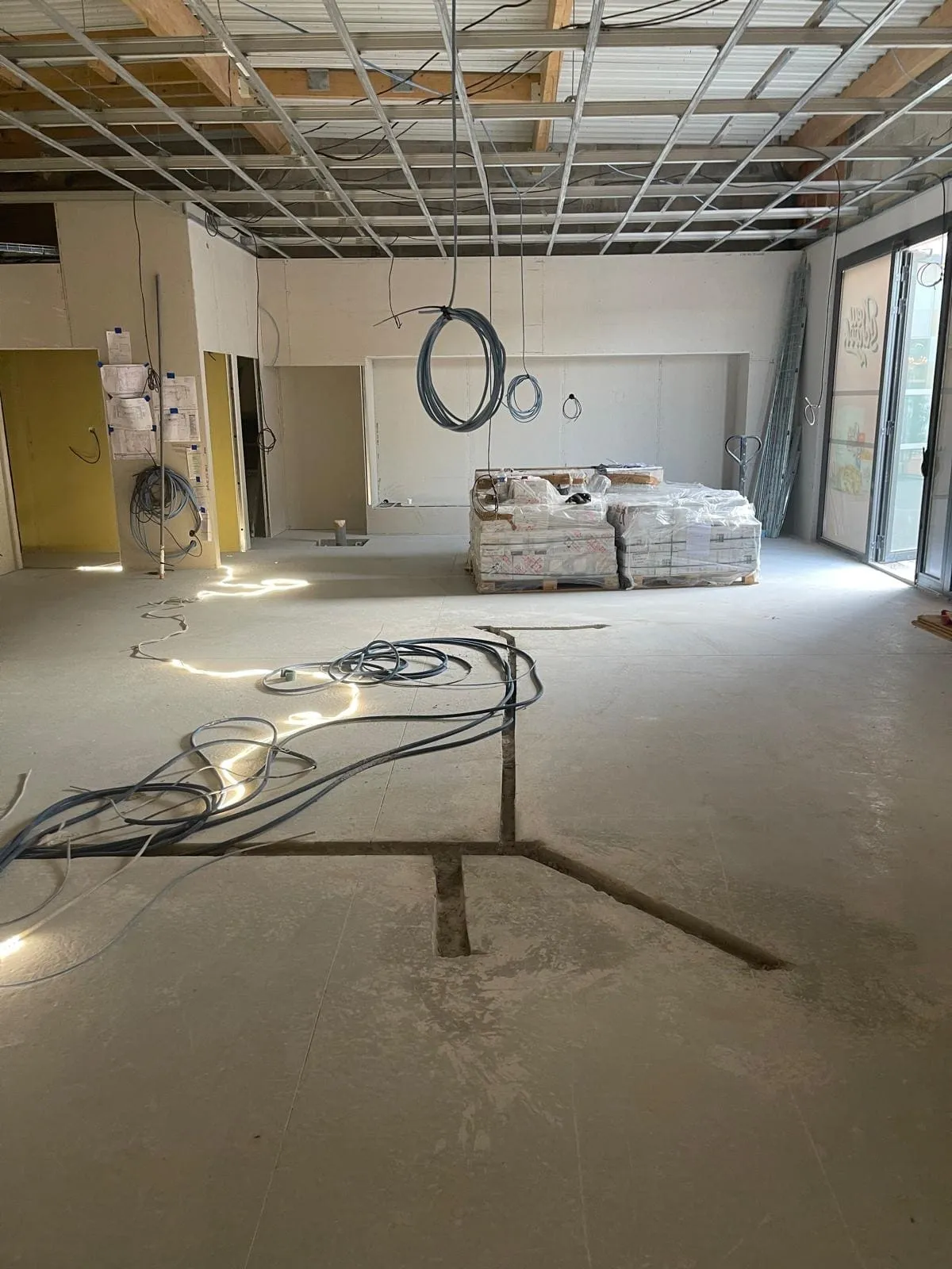 Du local en travaux au restaurant livré — avant