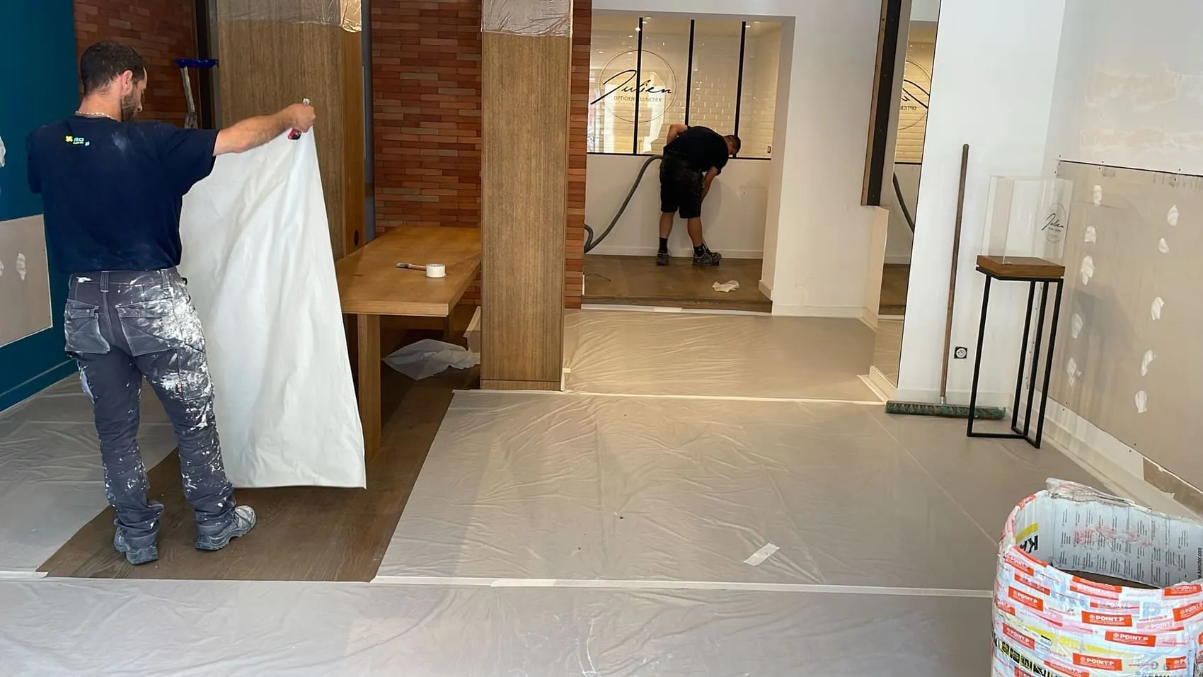 Du local en travaux à l'agence livrée — avant